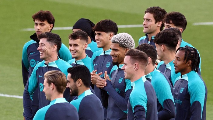 Soccer Football - Champions League - FC Barcelona Training - Parc des Princes, Paris, France - April 9, 2024 FC Barcelonas Ronald Araujo with teammates during training REUTERS/Stephanie Lecocq