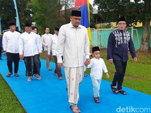Bobby Salat Id di Lapangan Sejati Medan, Kahiyang dan Ketua Nahyan Ikut Bobby Salat Id di Lapangan Sejati Medan, Kahiyang dan Ketua Nahyan Ikut