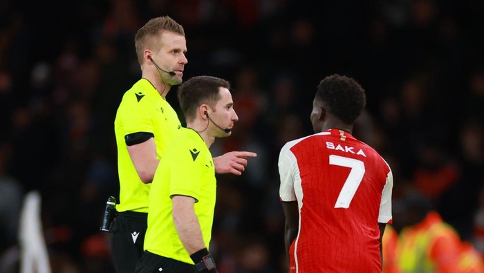 LONDON, ENGLAND - APRIL 9: Bukayo Saka of Arsenal confronts Referee Glenn Nyberg at full time during the UEFA Champions League quarter-final first leg match between Arsenal FC and FC Bayern Munchen at Emirates Stadium on April 9, 2024 in London, England.(Photo by Marc Atkins/Getty Images)