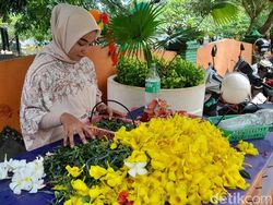 Cerita Dela Penjual Bunga di TPU Panaikang Makassar Cuan di Hari Lebaran