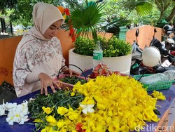 Cerita Dela Penjual Bunga di TPU Panaikang Makassar Cuan di Hari Lebaran