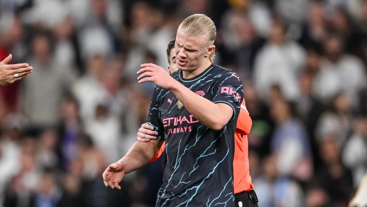 Erling Haaland saat kena gaplok wasit di laga Real Madrid vs Manchester City. (Foto: Harry Langer/DeFodi Images via Getty Images)