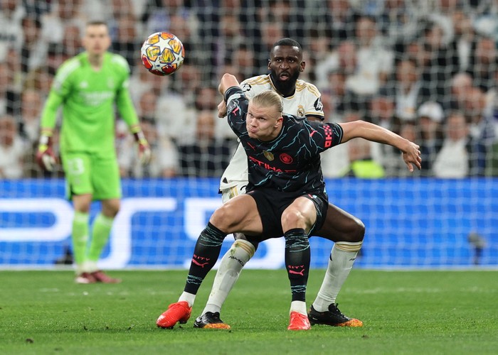 Soccer Football - Champions League - Quarter Final - First Leg - Real Madrid v Manchester City - Santiago Bernabeu, Madrid, Spain - April 9, 2024 Manchester Citys Erling Braut Haaland in action with Real Madrids Antonio Rudiger REUTERS/Violeta Santos Moura