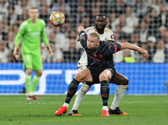 Soccer Football - Champions League - Quarter Final - First Leg - Real Madrid v Manchester City - Santiago Bernabeu, Madrid, Spain - April 9, 2024 Manchester City's Erling Braut Haaland in action with Real Madrid's Antonio Rudiger REUTERS/Violeta Santos Moura