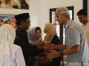 Ganjar Gelar Open House di Sleman, Pakai Kemeja Garis-garis Hitam Putih