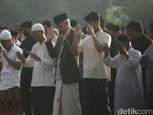 Ganjar Salat Id di Sleman, Ajak Saling Memaafkan Ganjar Salat Id di Sleman, Ajak Saling Memaafkan