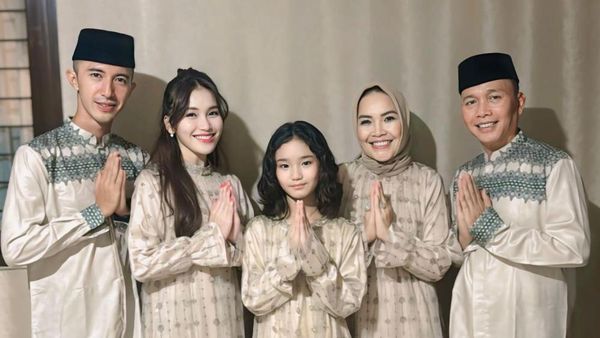 8 Adu Gaya Artis Pakai Baju Lebaran, Ayu Ting Ting Hingga Nikita Willy