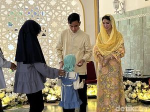 Momen Gibran dan Selvi Bagi-bagi THR Saat Open House di Loji Gandrung
