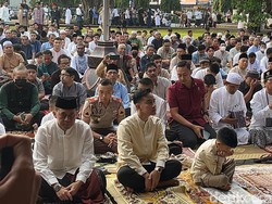 Gibran dan Selvi Salat Id di Balai Kota Solo, Ajak Jan Ethes-La Lembah Manah