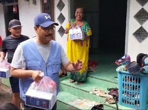 Blusukan ke Kampung, Gus Ipul Tebar Bantuan untuk Warga Terdampak Banjir