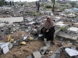 Idul Fitri, Warga Palestina Ziarah Kubur Korban Tewas Serangan Israel