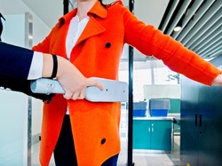 Alasan Jam dan Sabuk Harus Dilepas Saat Diperiksa di Bandara