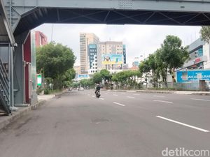 Jalanan Surabaya Begitu Lengang di Hari Pertama Lebaran Jalanan Surabaya Begitu Lengang di Hari Pertama Lebaran