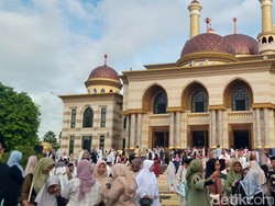 Jemaah Padati Salat Id di Masjid Agung Al Aqsha Klaten hingga Meluber ke Jalan