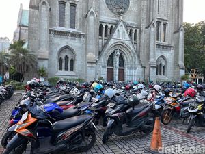 Halaman Katedral Dipenuhi Kendaraan Jemaah Salat Id di Masjid Istiqlal