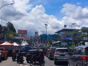 Lalu Lintas di Simpang Gadog Arah Puncak Bogor Macet Siang Ini