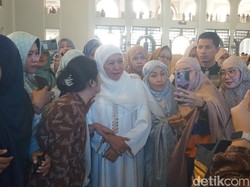 Pj Gubernur Jatim dan Khofifah Diserbu Jemaah Minta Foto Bareng Usai Salat Id