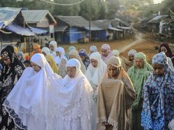 Korban Longsor Lebak Gelar Salat Id di Pengungsian