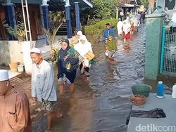 Curhat Warga Kota Pasuruan Lebaran di Tengah Banjir