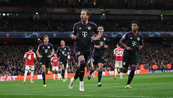 LONDON, ENGLAND - APRIL 09: Harry Kane of Bayern Munich celebrates scoring his teams second goal from a penalty during the UEFA Champions League quarter-final first leg match between Arsenal FC and FC Bayern München at Emirates Stadium on April 09, 2024 in London, England. (Photo by Shaun Botterill/Getty Images)