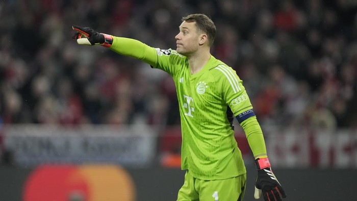 Bayerns goalkeeper Manuel Neuer gestures during the Champions League round of 16 second leg soccer match between FC Bayern Munich and Lazio at the Allianz Arena stadium in Munich, Germany, Tuesday, March 5, 2024. (AP Photo/Matthias Schrader)
