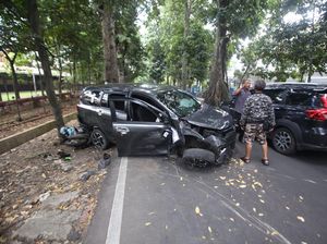 Mobil di Bogor Tabrak Pohon lalu Mundur Menabrak 2 Motor, 4 Orang Terluka