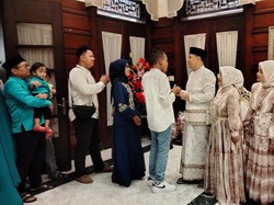Warga Surabaya Antre Open House di Rumah Dinas Wali Kota Eri Cahyadi