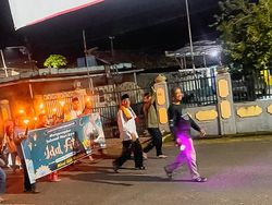 Sambut Lebaran, Warga Prabumulih Takbir Keliling Bawa Obor