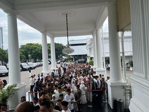 Saat Menteri dan Warga Gantian Antre Salaman dengan Jokowi di Open House Saat Menteri dan Warga Gantian Antre Salaman dengan Jokowi di Open House