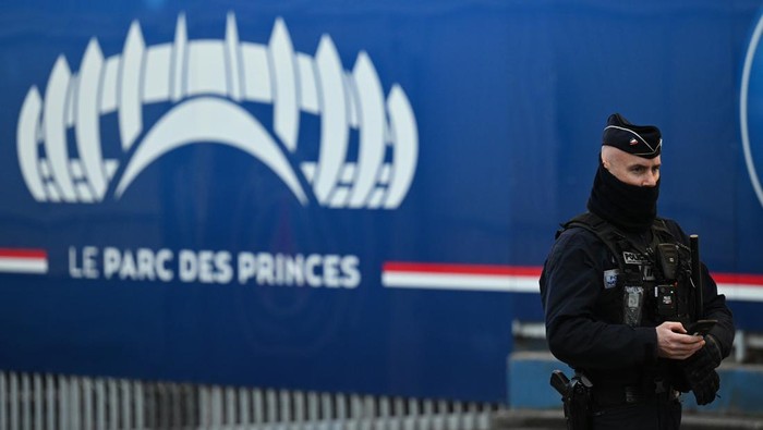 PARIS, FRANCE - APRIL 09: Police are stationed outside the stadium as security increases at Parc des Princes on April 09, 2024 in Paris, France. (Photo by Stuart Franklin/Getty Images)