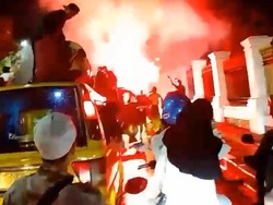 Warga Pawai Bedug-Nyalakan Flare Depan Istana Cipanas, Lalin Sempat Macet