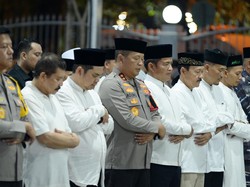 Malam Idul Fitri, Pj Gubernur Sumut dan Forkopimda Salat Isya Berjemaah