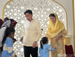 Anggunnya Selvi Ananda di Open House Gibran, Bergamis Motif Bunga Warna Kuning