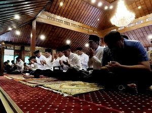 Momen Prabowo Salat Id di Hambalang Bareng Warga Bojong Koneng