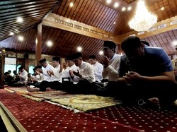 Momen Prabowo Salat Id di Hambalang Bareng Warga Bojong Koneng