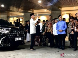 Momen Jokowi Sapa Jemaah dan Foto Bareng Usai Salat Id di Masjid Istiqlal