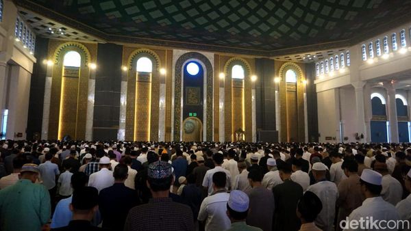 Potret 40 Ribu Jemaah Salat Id di Masjid Al Akbar Surabaya