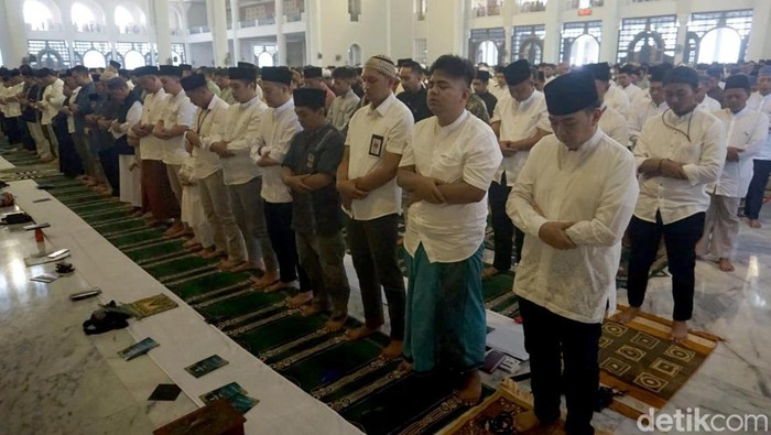 Ribuan Umat Muslim Salat Id di Masjid Al Akbar Surabaya