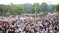 Momen Ribuan Warga Salat Id di Halaman Balai Kota Surabaya