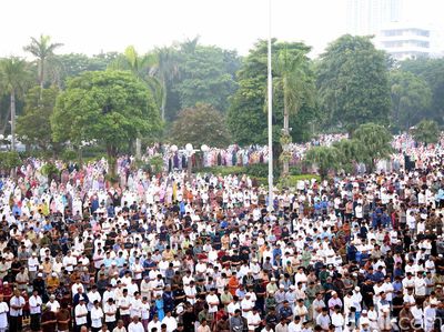 Momen Ribuan Warga Salat Id di Halaman Balai Kota Surabaya