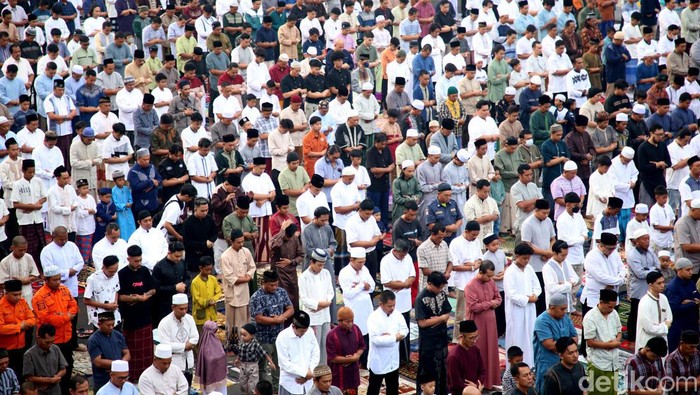 Salat Id di Halaman Balai Kota Surabaya Salat Id di Halaman Balai Kota Surabaya