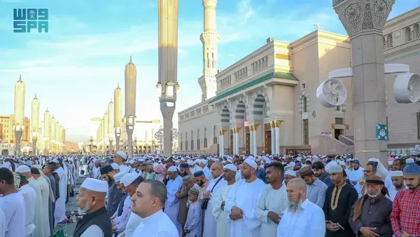Jemaah Salat Id di Masjid Nabawi Membeludak