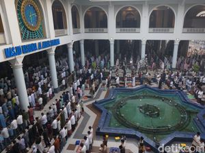 40 Ribu Jemaah Salat Id di Masjid Al-Akbar Surabaya 40 Ribu Jemaah Salat Id di Masjid Al-Akbar Surabaya