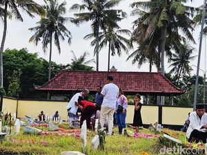 Taburkan Bunga, Warga Hindu Ikut Nyekar ke Makam Keluarga Muslim