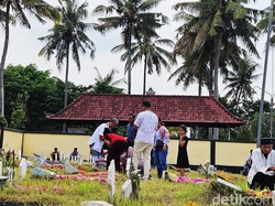 Taburkan Bunga, Warga Hindu Ikut Nyekar ke Makam Keluarga Muslim