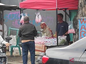 Ramai Peziarah Saat Lebaran, Pedagang Bunga TPU Pondok Ranggon Laris Manis Ramai Peziarah Saat Lebaran, Pedagang Bunga TPU Pondok Ranggon Laris Manis