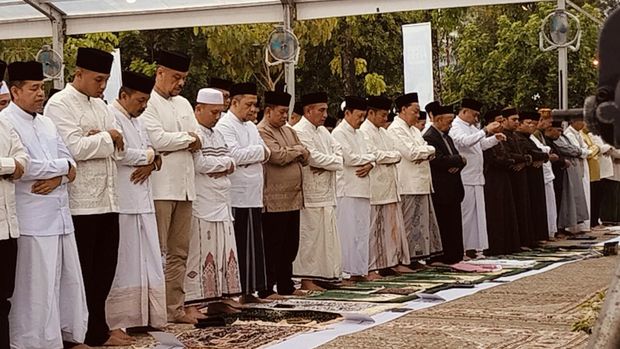 Jemaah sedang melakukan Takbiratul Ihram saat sholat id lebaran 2024. Felicia Gisela Sihite