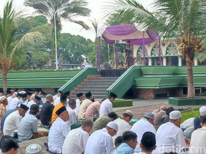 Khidmat Salat Id dan Doa untuk Korban Kecelakaan di Tol Cikampek Khidmat Salat Id dan Doa untuk Korban Kecelakaan di Tol Cikampek