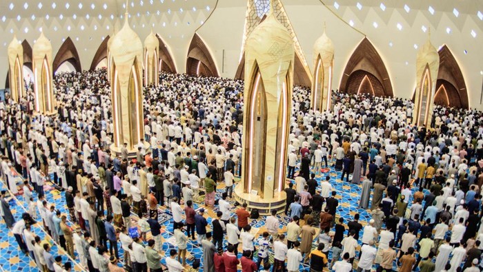 Sholat Bandung saat Idul Fitri Umat Islam di Bandung menjalankan sholat Idul Fitri di Masjid Raya Al Jabbar, bagian dari rangkaian jadwal sholat Bandung.