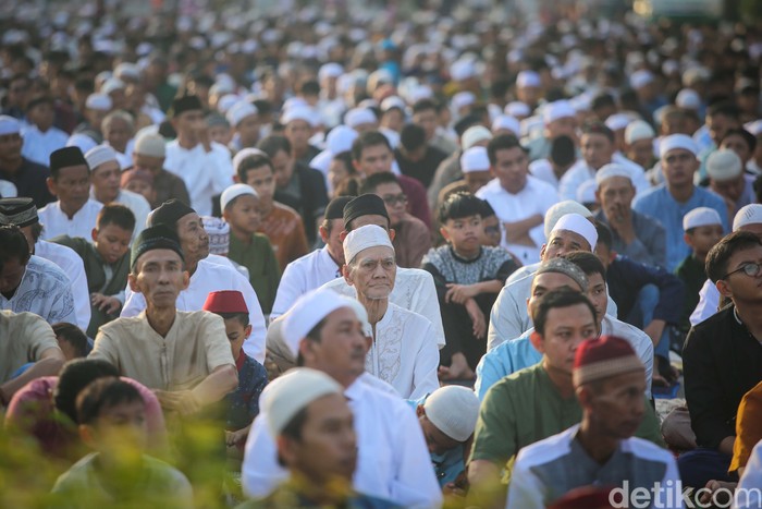Sejumlah umat muslim melaksanakan ibadah Salat Idul Fitri 1445 H di wilayah Jatinegara, Jakarta, Rabu (10/4/2024).